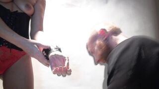 Venus assouvit ses pulsions avec une bite de passage!