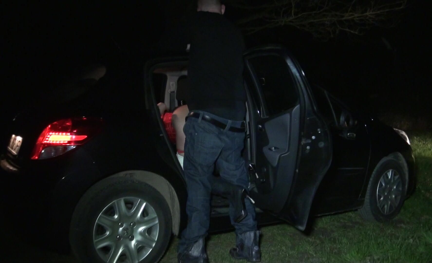 Venus assouvit ses pulsions avec une bite de passage!