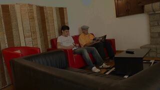 Une conductrice en détresse gang-banguée chez un papy pervers!