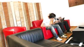 Une conductrice en détresse gang-banguée chez un papy pervers!