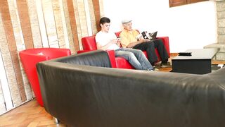 Une conductrice en détresse gang-banguée chez un papy pervers!