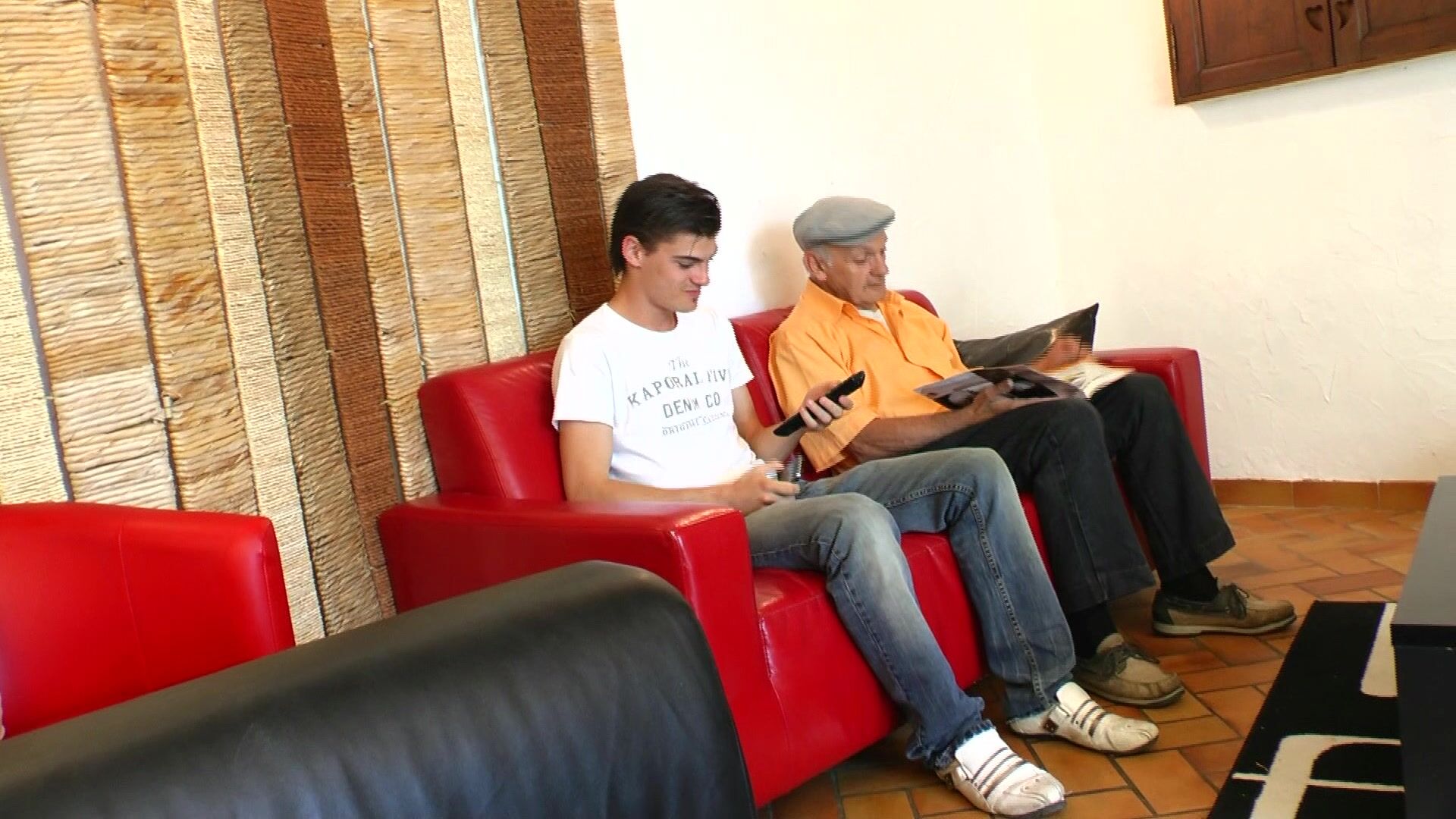 Une conductrice en détresse gang-banguée chez un papy pervers!