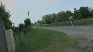 Lisa, étudiante rousse au petit cul rose, initiée à la baise en plein air!