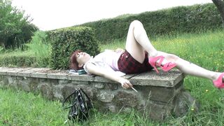 Lisa, étudiante rousse au petit cul rose, initiée à la baise en plein air!