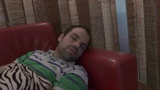 Natasha la maman cougar se fait un petit jeune!