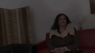 Dilatation et baise ultra hardcore pour Kate, maman dodue et gourmande!