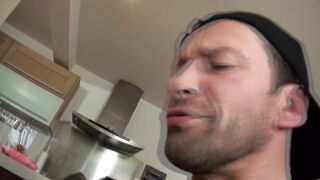 Une bonne chienne au gros cul se fait baiser par deux dépanneurs!