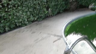 Une bourgeoise torride nous fait visiter une maison et son cul par la même occasion!