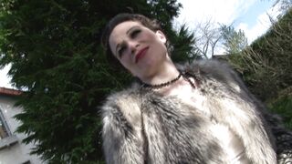 Une bourgeoise torride nous fait visiter une maison et son cul par la même occasion!