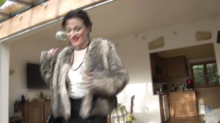 Une bourgeoise torride nous fait visiter une maison et son cul par la même occasion!