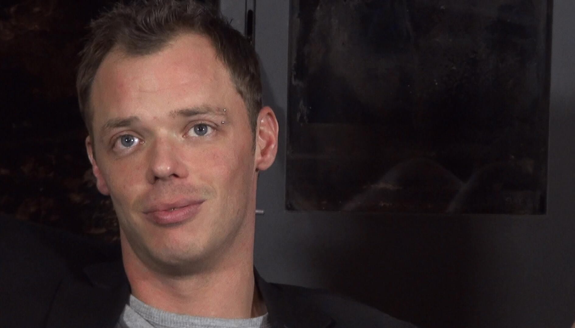 Partie de baise à trois pour une belle brune aux gros nichons!