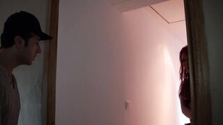 Un technicien vicieux se tape une bombasse dans la salle de bains!