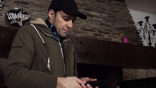 Lula se fait dilater les trous et secouer ses gros seins!