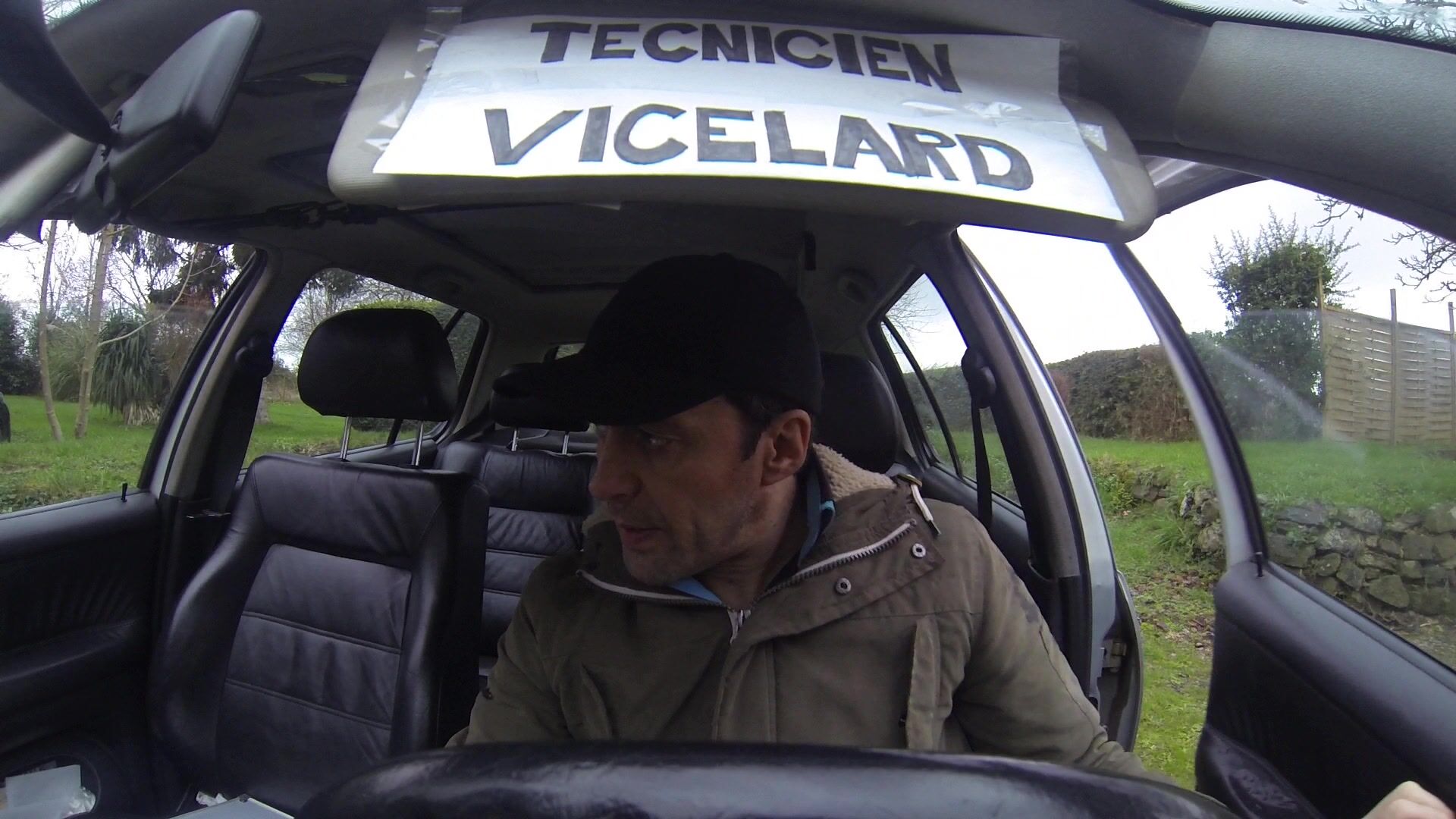 Lula se fait dilater les trous et secouer ses gros seins!