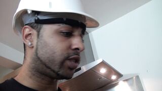 Des techniciens pervers en intervention chez Lily, une cliente accueillante!