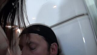 Des techniciens pervers en intervention chez Lily, une cliente accueillante!