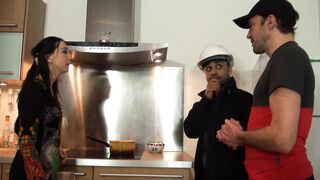 Des techniciens pervers en intervention chez Lily, une cliente accueillante!