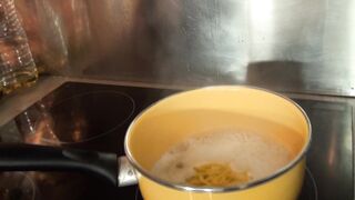 Des techniciens pervers en intervention chez Lily, une cliente accueillante!