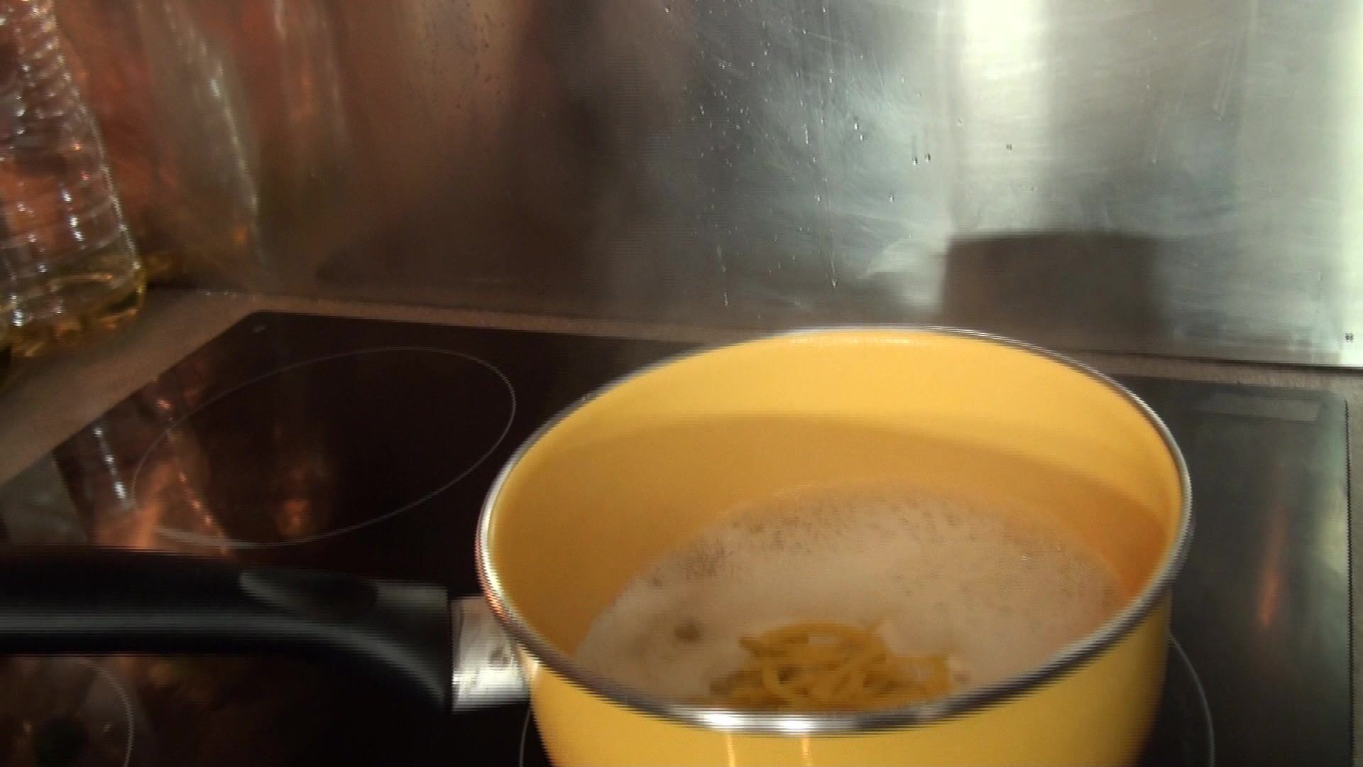 Des techniciens pervers en intervention chez Lily, une cliente accueillante!