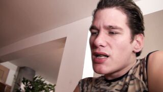 Une épouse nympho négocie la facture contre une bonne sodo!