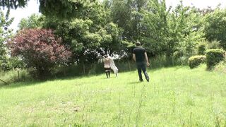 Sophie, jeune bachelière, a envie d'un bon coup entre deux révisions!