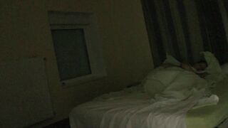 Un jeune couple en train de baiser se fait espionner par leur pervers de colocataire!