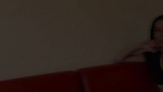 Une brunette toute mignonne qui supporte mal la sodomie!