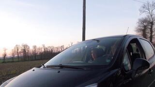 Tania teste une cabine d'essayage avant une baise en plein air!