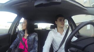 Tania teste une cabine d'essayage avant une baise en plein air!