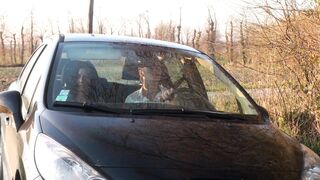 Tania teste une cabine d'essayage avant une baise en plein air!