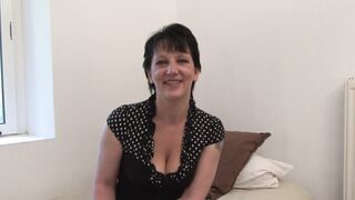 Lucie, 37 ans, divorcée, passe son premier casting porno!