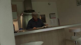 La femme de ménage de Papy prise en sandwich alors qu'elle passe la serpillère!