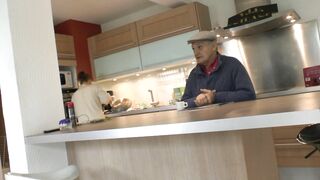 La femme de ménage de Papy prise en sandwich alors qu'elle passe la serpillère!