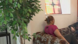 Cindy, une Antillaise aux formes généreuses, se lance dans son premier casting.