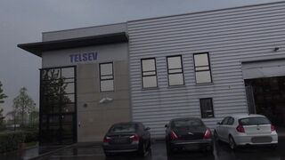 Mme Labite, chef d'entreprise autoritaire, menace son employé...