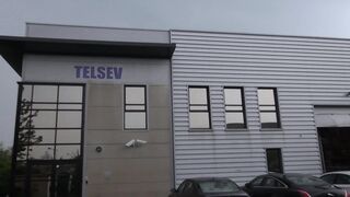 Une patronne acariâtre se tape son employé dans les couloirs de l'entreprise!