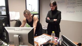 Une patronne acariâtre se tape son employé dans les couloirs de l'entreprise!