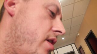 Une patronne acariâtre se tape son employé dans les couloirs de l'entreprise!