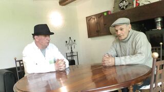 Shauna veut absolument sucer la bite de Papy avant sa retraite!