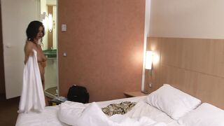 Fabien réalise sa sextape avec la belle Ivannah!