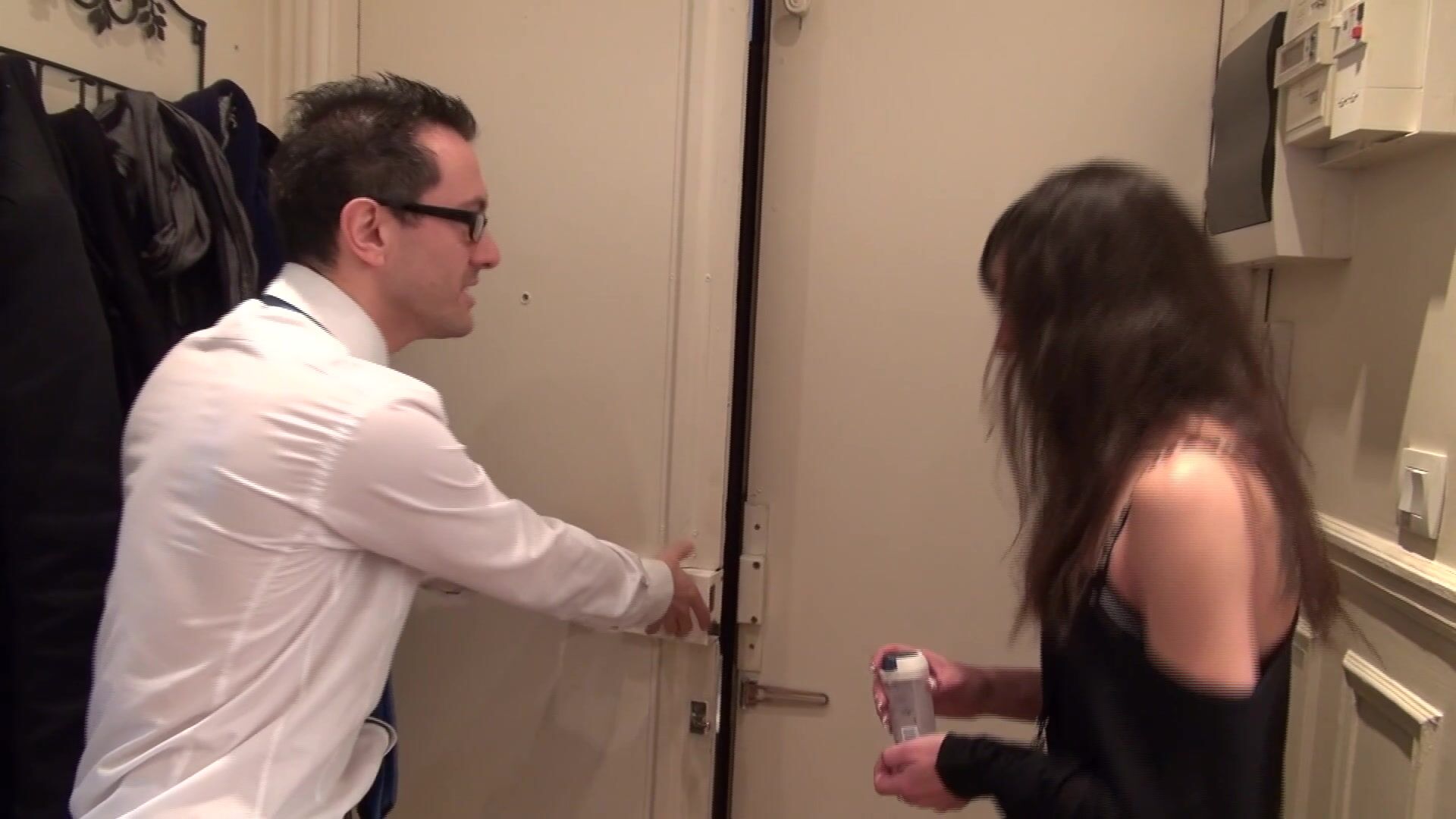 Samia, une voisine très entreprenante, s'invite à poil chez Rico!