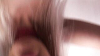 Bonne bouffe et grosse baise avec Love, une blonde très gourmande!