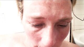 Bouffe et sexe avec Agathe, une bonne cochonne à la chatte gourmande!