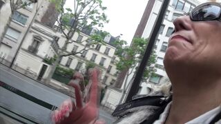 Charly, bonne cougar blonde avait très envie de sexe!