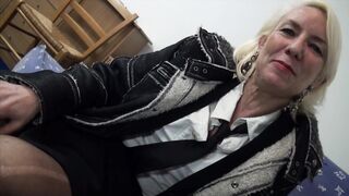 Charly, bonne cougar blonde avait très envie de sexe!