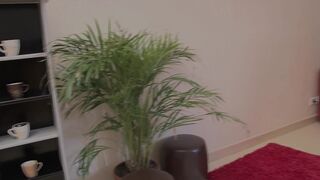 Une assistante de direction, insatiable vient nous voire pour découvrir le Fisting maximal