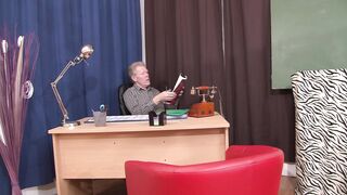 Juliana, une bonne étudiante rousse qui découvre le triolisme