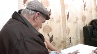 Papy se tape une petite jeune dans la salle d'attente du médecin