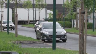 Blonde à petits seins défoncée sur le capot du taxi