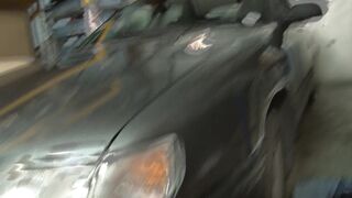 Blonde à petits seins défoncée sur le capot du taxi